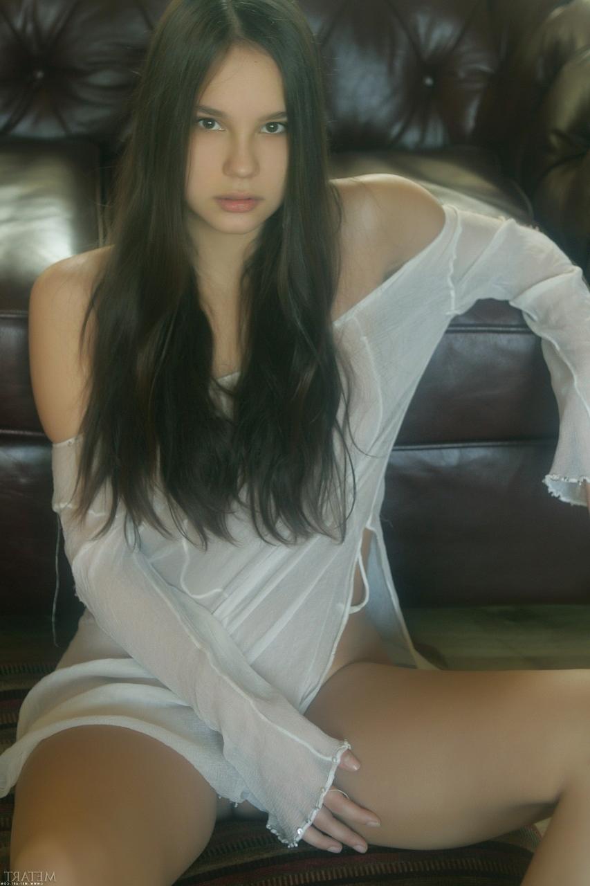 20P La douce jeune Nastya J expose ses jolis seins et pose nue en solo.