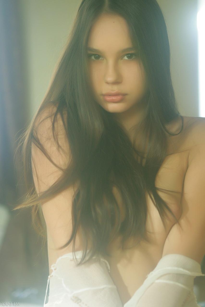 20P La douce jeune Nastya J expose ses jolis seins et pose nue en solo.