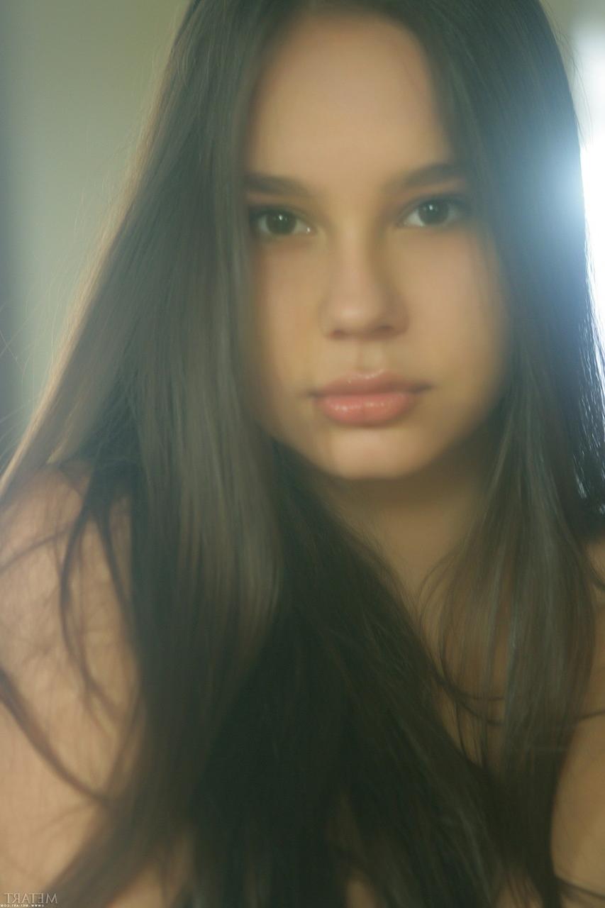 20P La douce jeune Nastya J expose ses jolis seins et pose nue en solo.