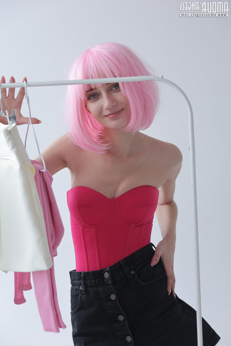 20P Adolescente fofo com cabelo rosa Atika fica completamente nua em um sofá