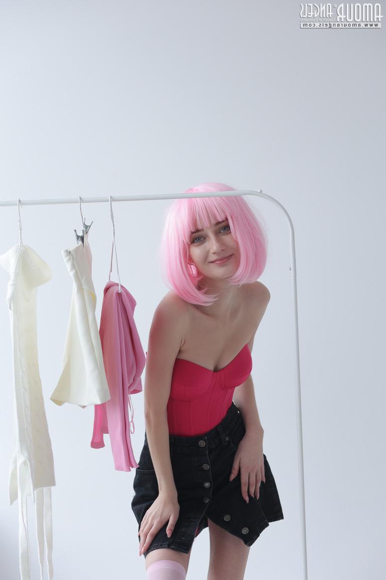 20P Adolescente fofo com cabelo rosa Atika fica completamente nua em um sofá