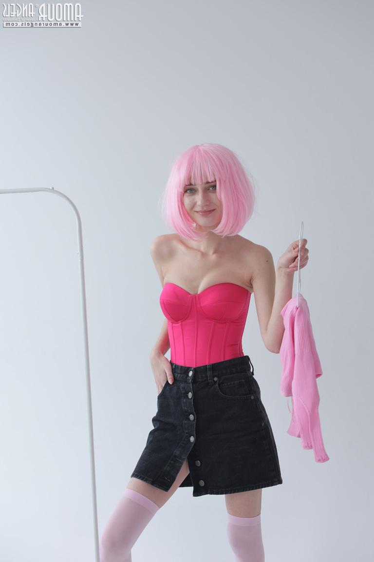 20P Adolescente fofo com cabelo rosa Atika fica completamente nua em um sofá