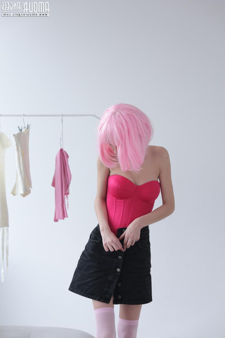 20P Adolescente fofo com cabelo rosa Atika fica completamente nua em um sofá