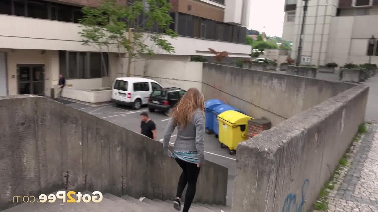 15P A adolescente loira Suzzie expondo os lábios da buceta e a bunda sexy e mijando em público