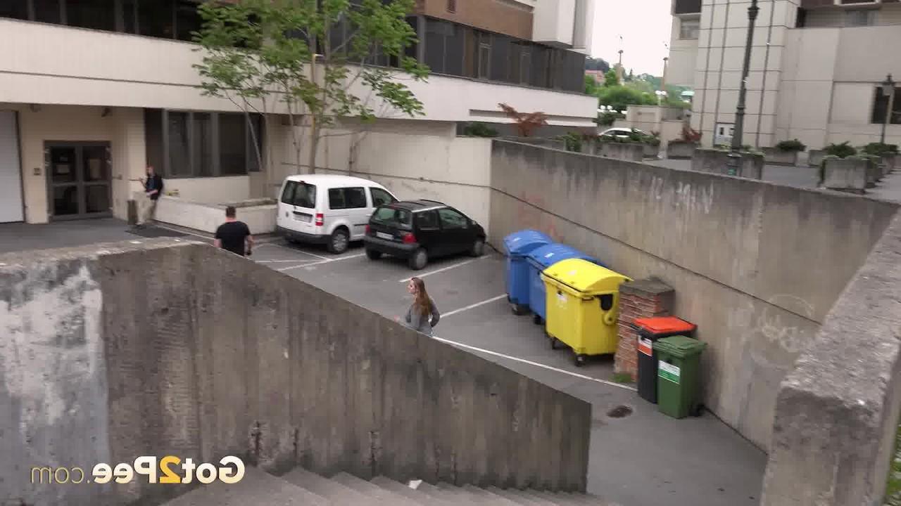 15P A adolescente loira Suzzie expondo os lábios da buceta e a bunda sexy e mijando em público
