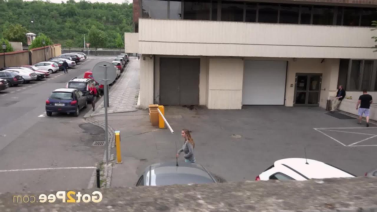 15P A adolescente loira Suzzie expondo os lábios da buceta e a bunda sexy e mijando em público