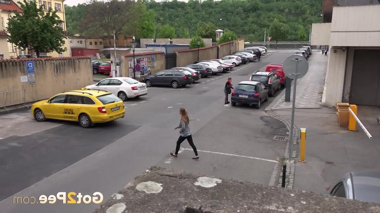 15P A adolescente loira Suzzie expondo os lábios da buceta e a bunda sexy e mijando em público