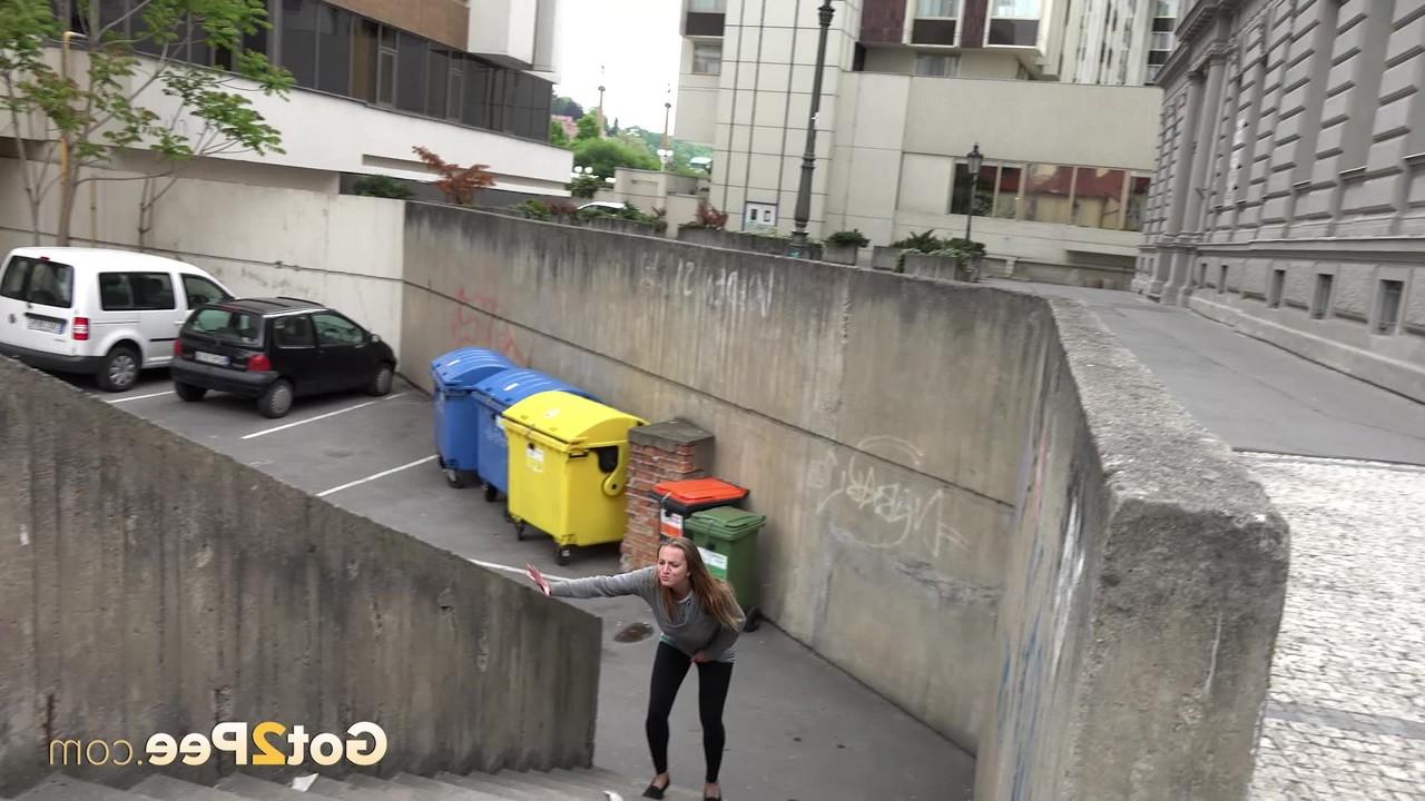 15P A adolescente loira Suzzie expondo os lábios da buceta e a bunda sexy e mijando em público
