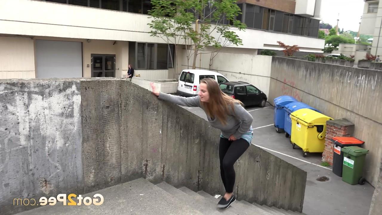 15P A adolescente loira Suzzie expondo os lábios da buceta e a bunda sexy e mijando em público