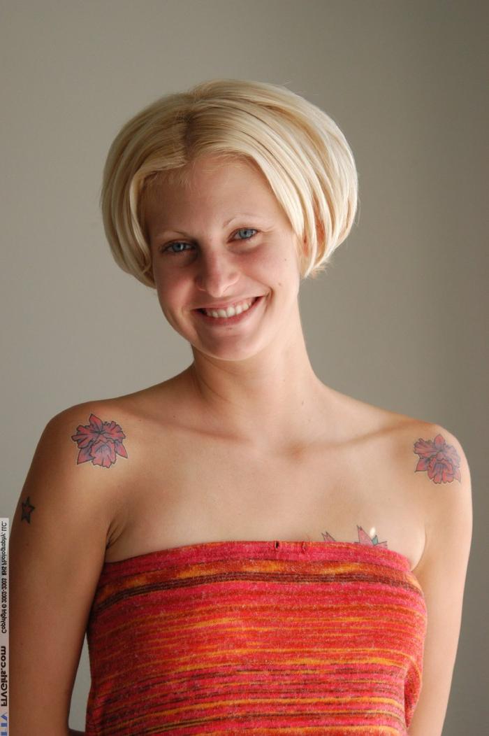 20P Blonde babe with tattoos Megan sticks four fingers in her twat & stretches it