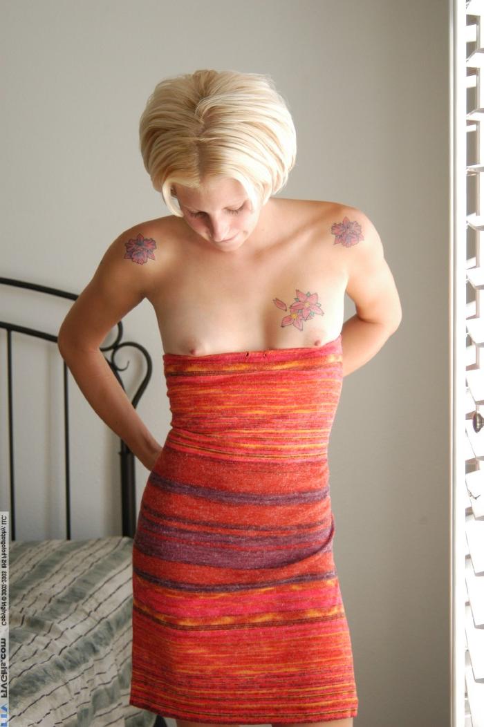 20P Blonde babe with tattoos Megan sticks four fingers in her twat & stretches it