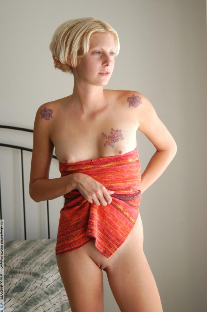 20P Blonde babe with tattoos Megan sticks four fingers in her twat & stretches it