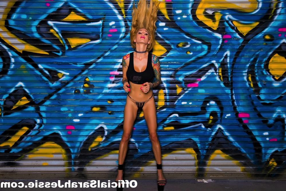 16P La chica solitaria Sarah Jessie se desnuda sobre una mesa después de jugar con sus armas
