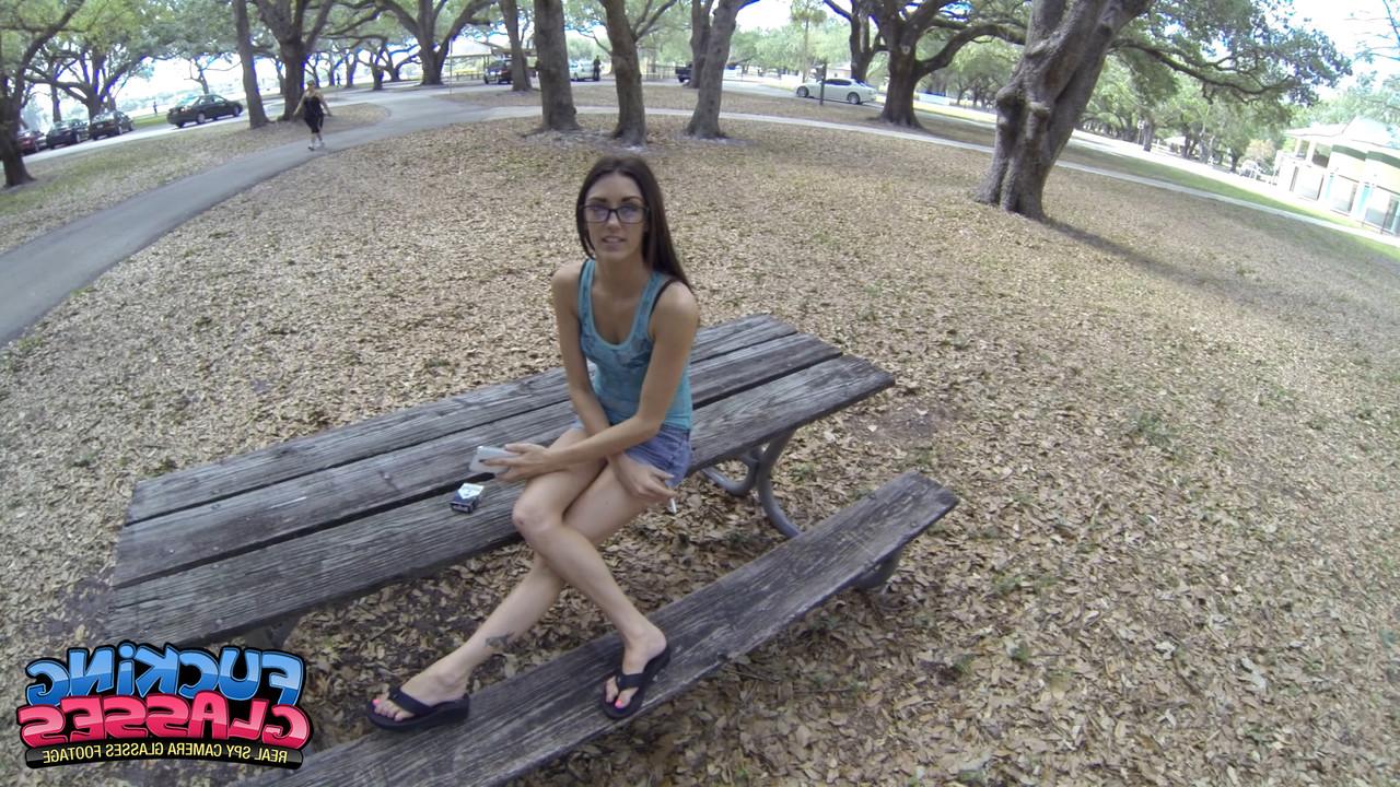 17P Streberisches Teenie-Mädchen wird in einem Park abgeholt und zu Hause im POV-Stil gebumst