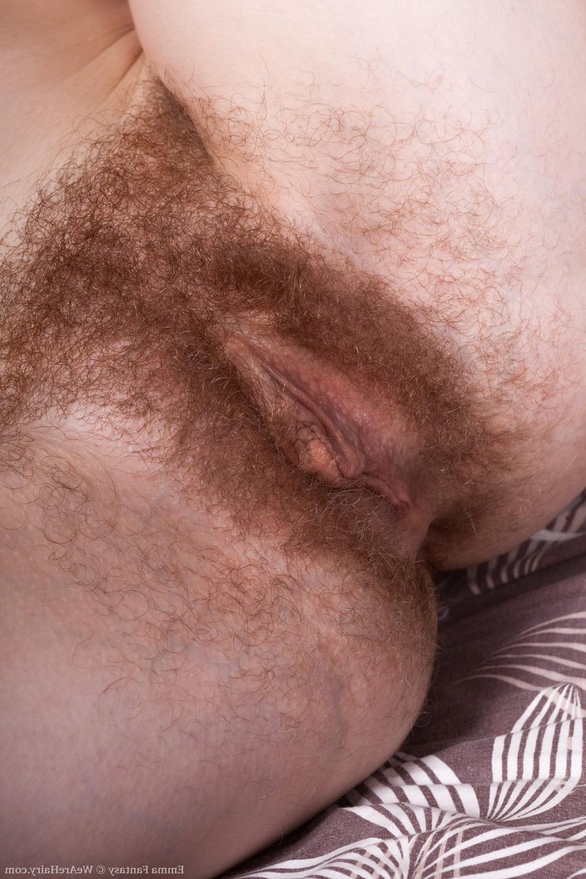 20P A doce adolescente ruiva Emma Fantasy tira o vestido e exibe sua buceta peluda