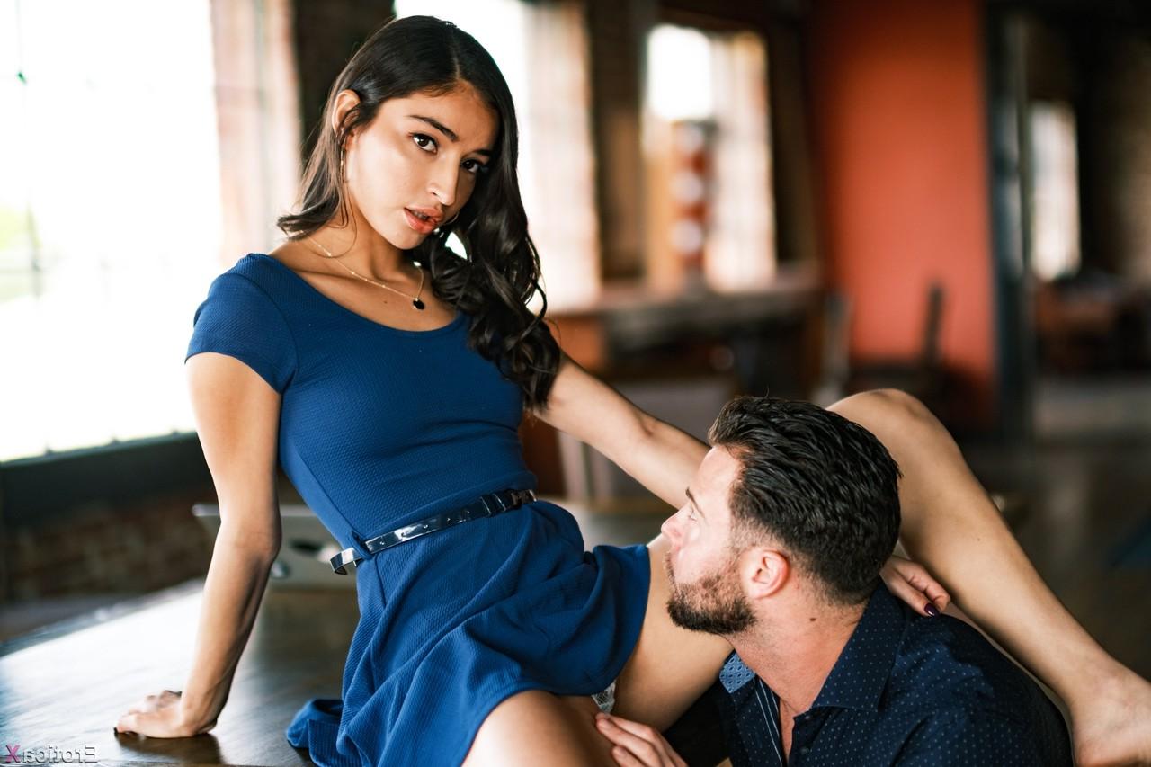 15P Une fille sexy et son ami participent à une baise hardcore sur une table