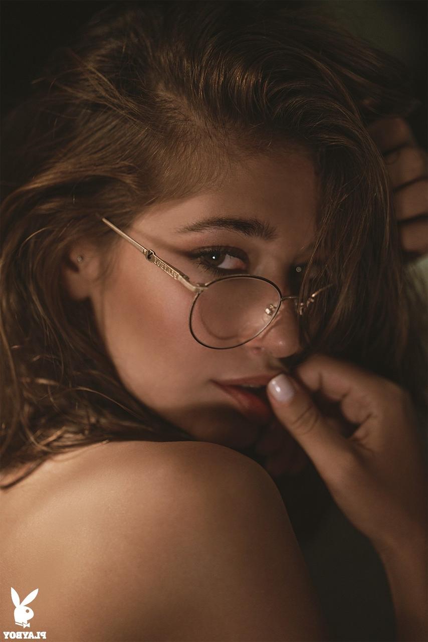 17P Das rumänische Model Raluca Cojocaru posiert und läuft nackt durch den Dschungel