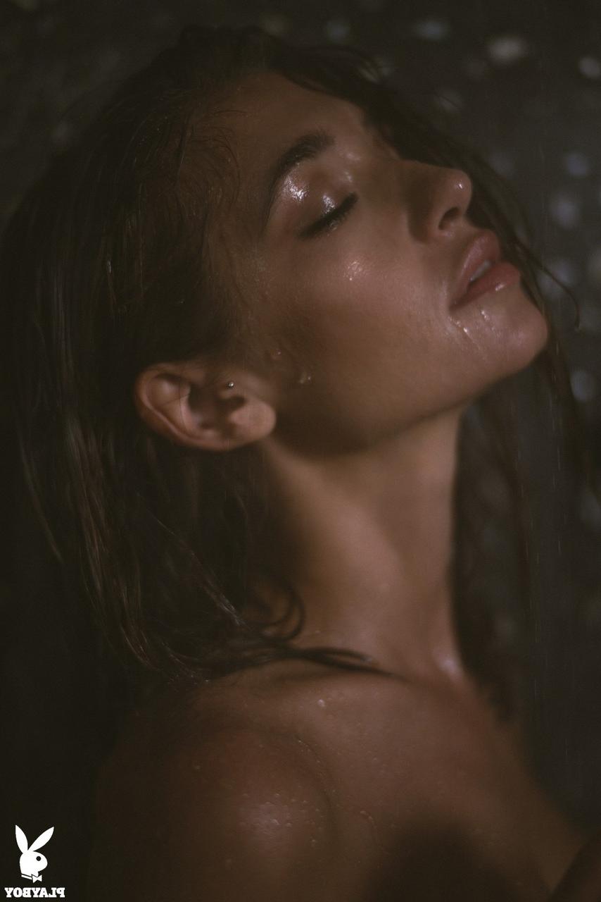 17P Das rumänische Model Raluca Cojocaru posiert und läuft nackt durch den Dschungel
