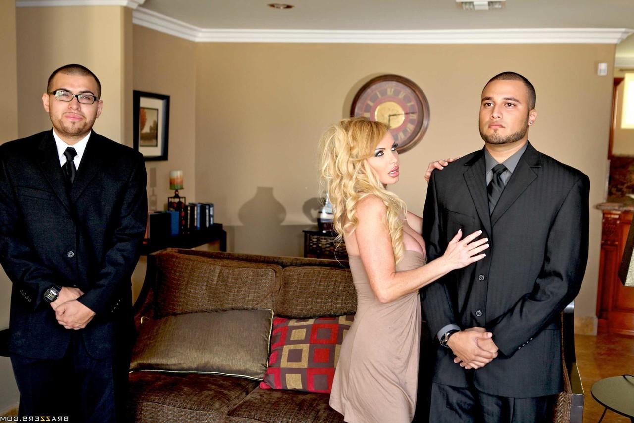 20P Mature bombshell with big tits Taylor Wane flirting with security guys