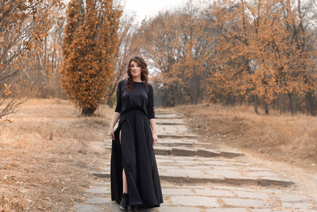15P A gata amadora Adrianne Thelma revela suas pernas quentes e posa em um vestido preto