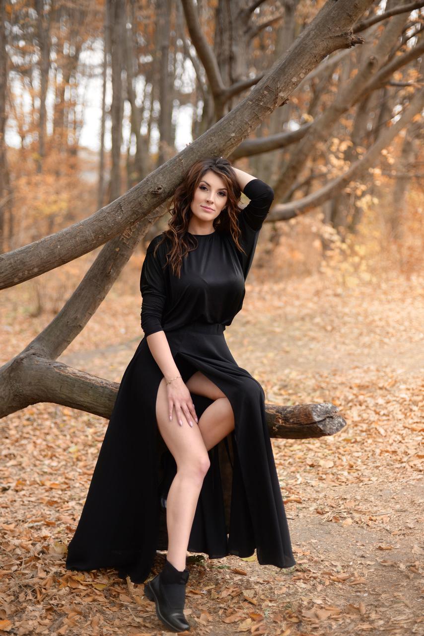 15P A gata amadora Adrianne Thelma revela suas pernas quentes e posa em um vestido preto