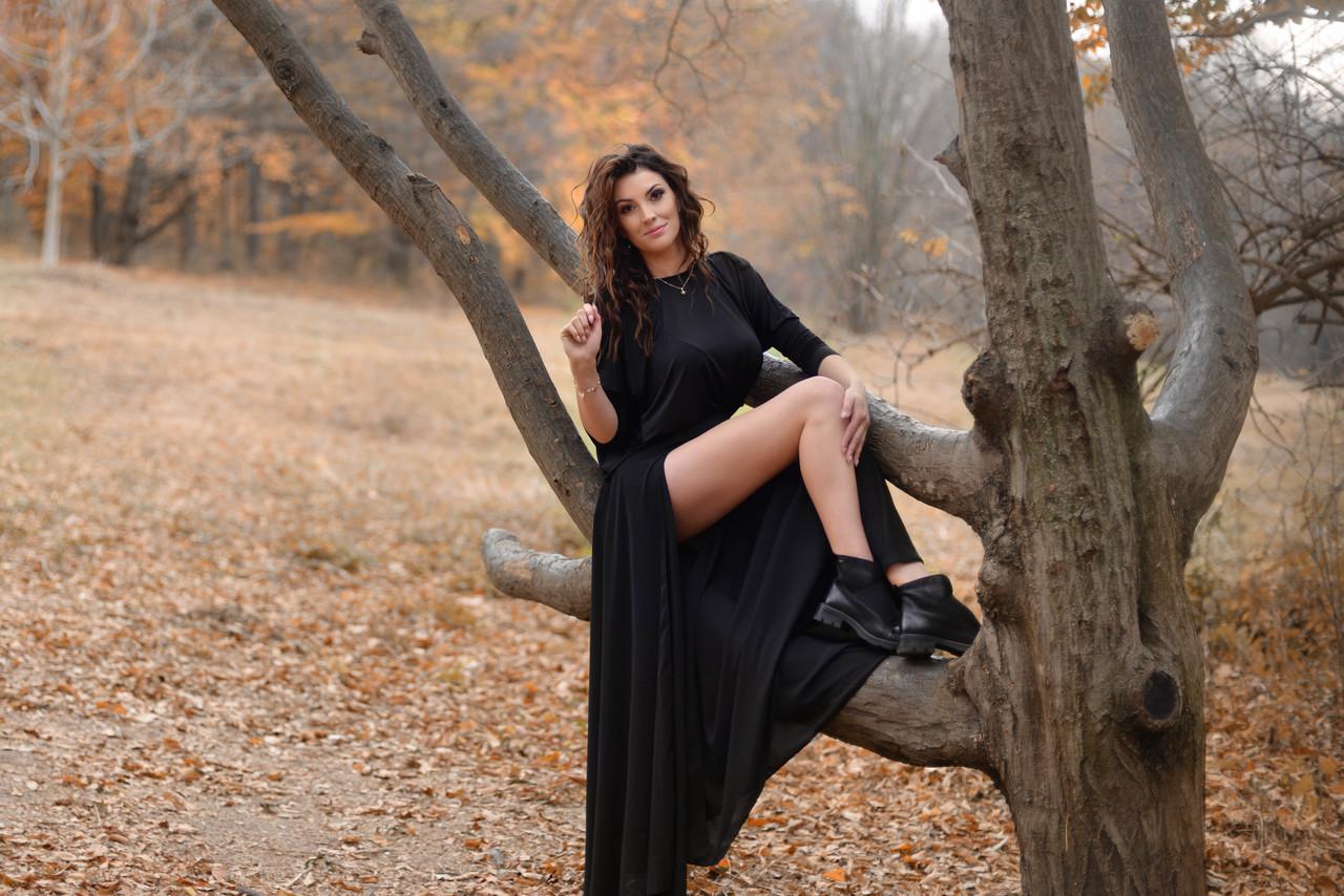 15P A gata amadora Adrianne Thelma revela suas pernas quentes e posa em um vestido preto