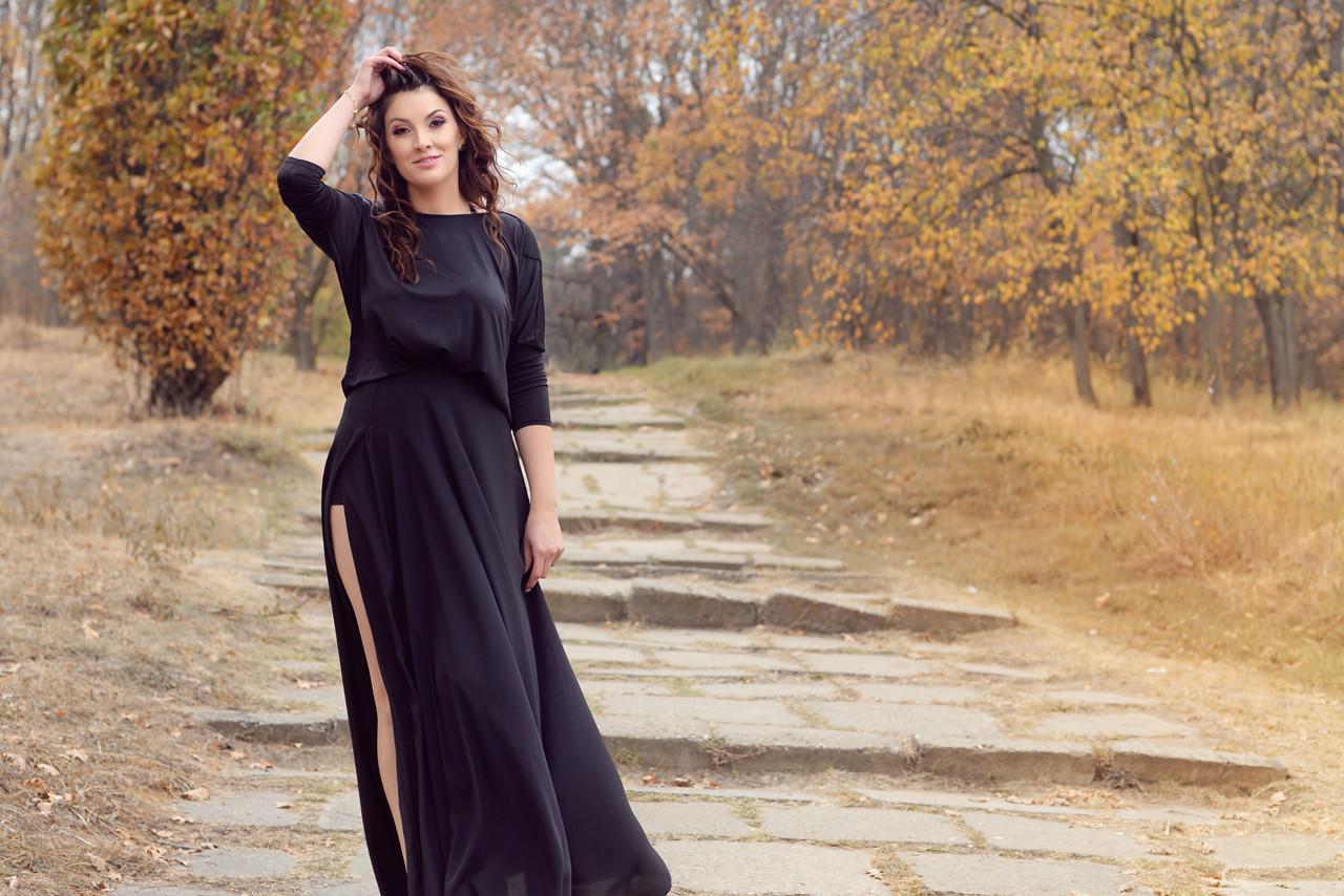 15P A gata amadora Adrianne Thelma revela suas pernas quentes e posa em um vestido preto