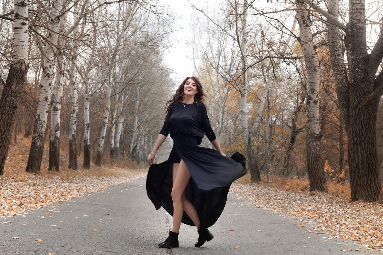 15P A gata amadora Adrianne Thelma revela suas pernas quentes e posa em um vestido preto