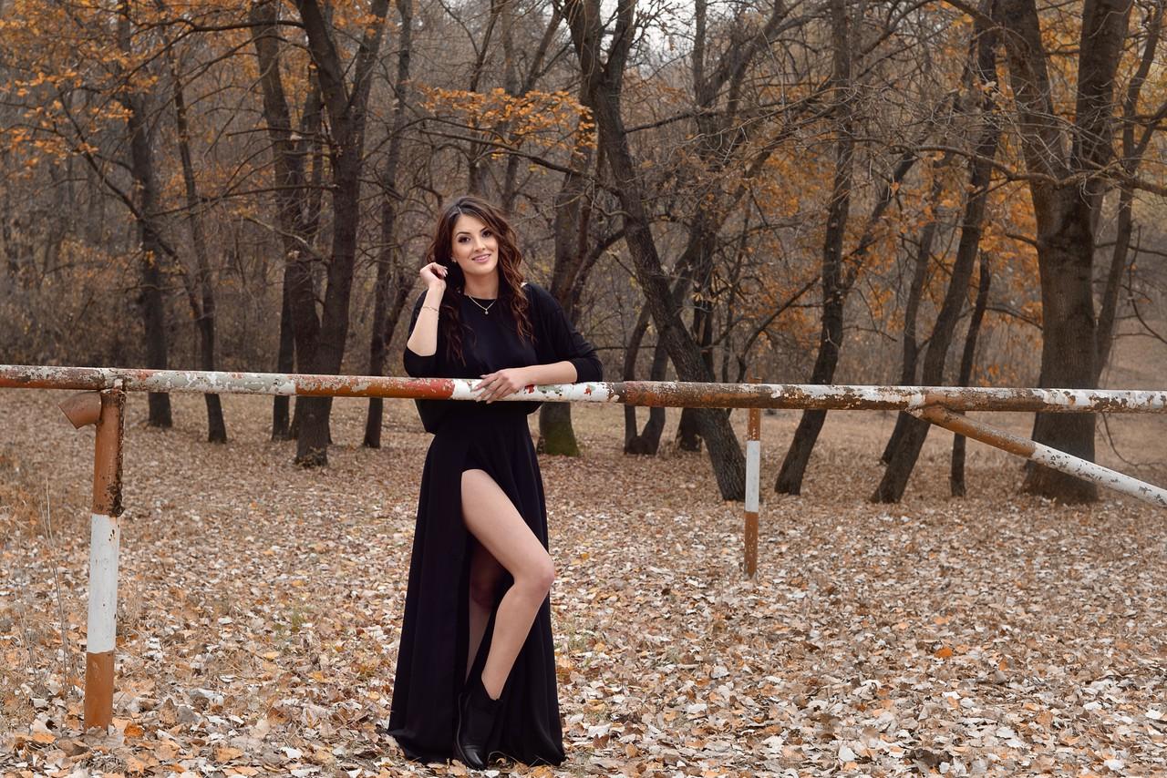 15P A gata amadora Adrianne Thelma revela suas pernas quentes e posa em um vestido preto