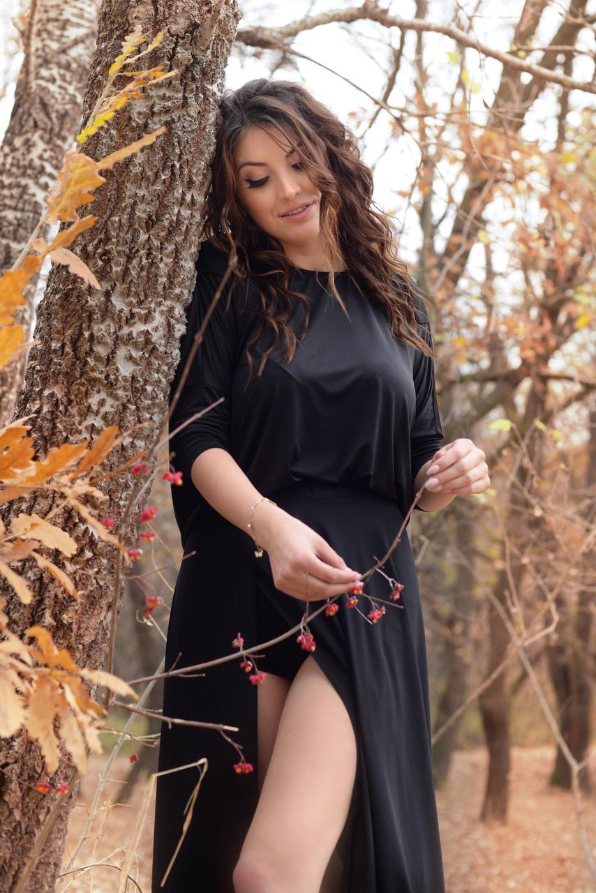 15P A gata amadora Adrianne Thelma revela suas pernas quentes e posa em um vestido preto