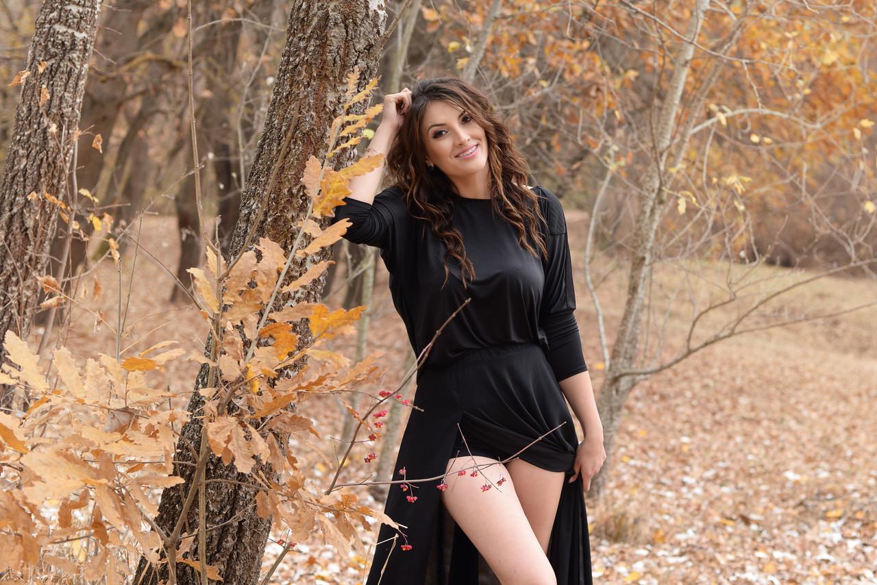 15P A gata amadora Adrianne Thelma revela suas pernas quentes e posa em um vestido preto