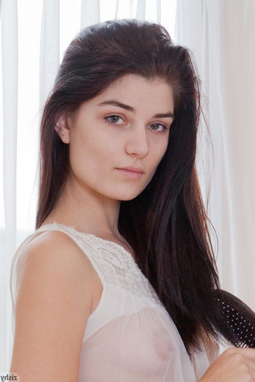 13P Die schöne brünette Teenagerin Alyson Gray neckt in ihrem durchsichtigen Nachthemd
