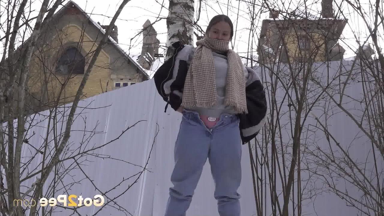 15P Jessica Stone, une fille blanche, fait pipi sur un sol enneigé.
