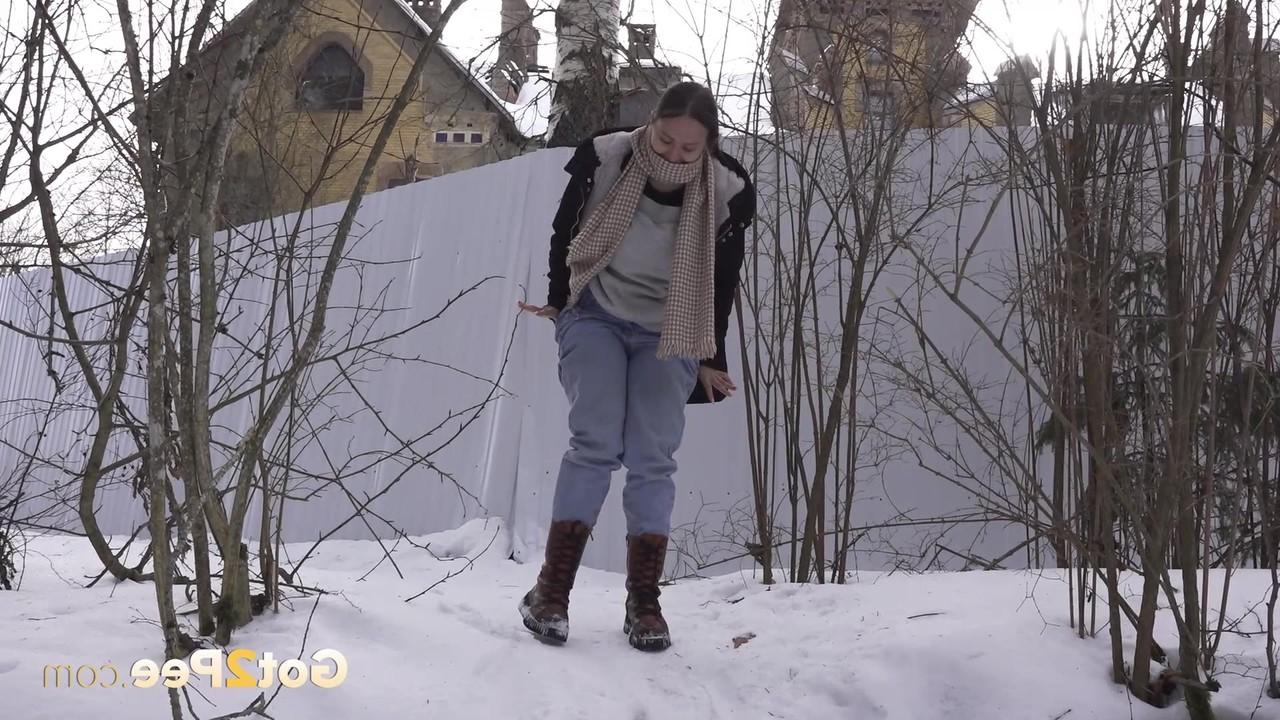 15P Jessica Stone, une fille blanche, fait pipi sur un sol enneigé.