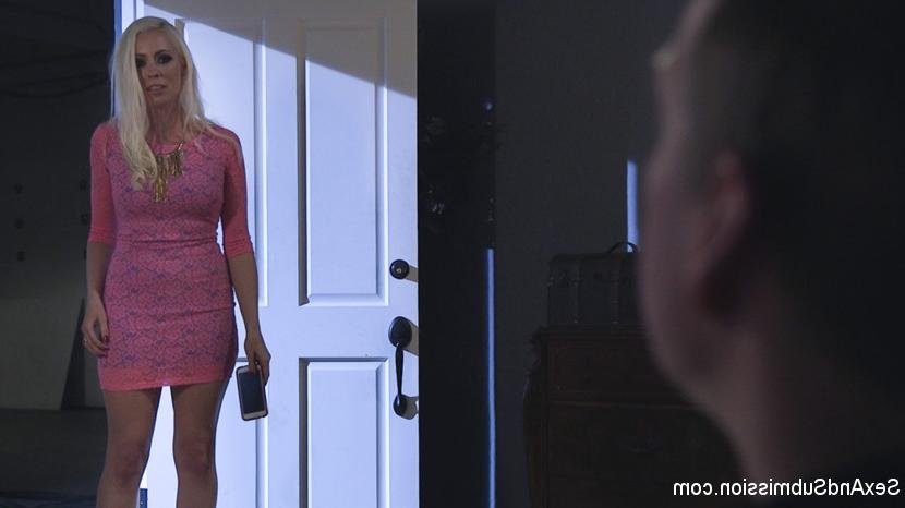 15P La blonde Lorelei Lee se fait enculer lors d'une scène de sexe et de soumission.