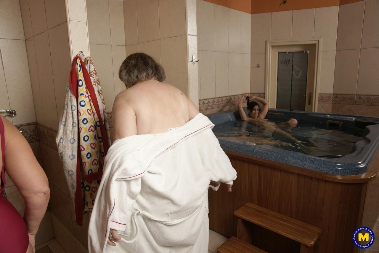 20P Mature MILF Anabella & her BFFs show their hot naked bodies in the sauna