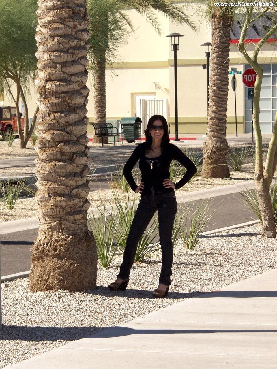 20P La preciosa estrella porno morena catalina cruz muestra sus fantásticas tetas en un coche