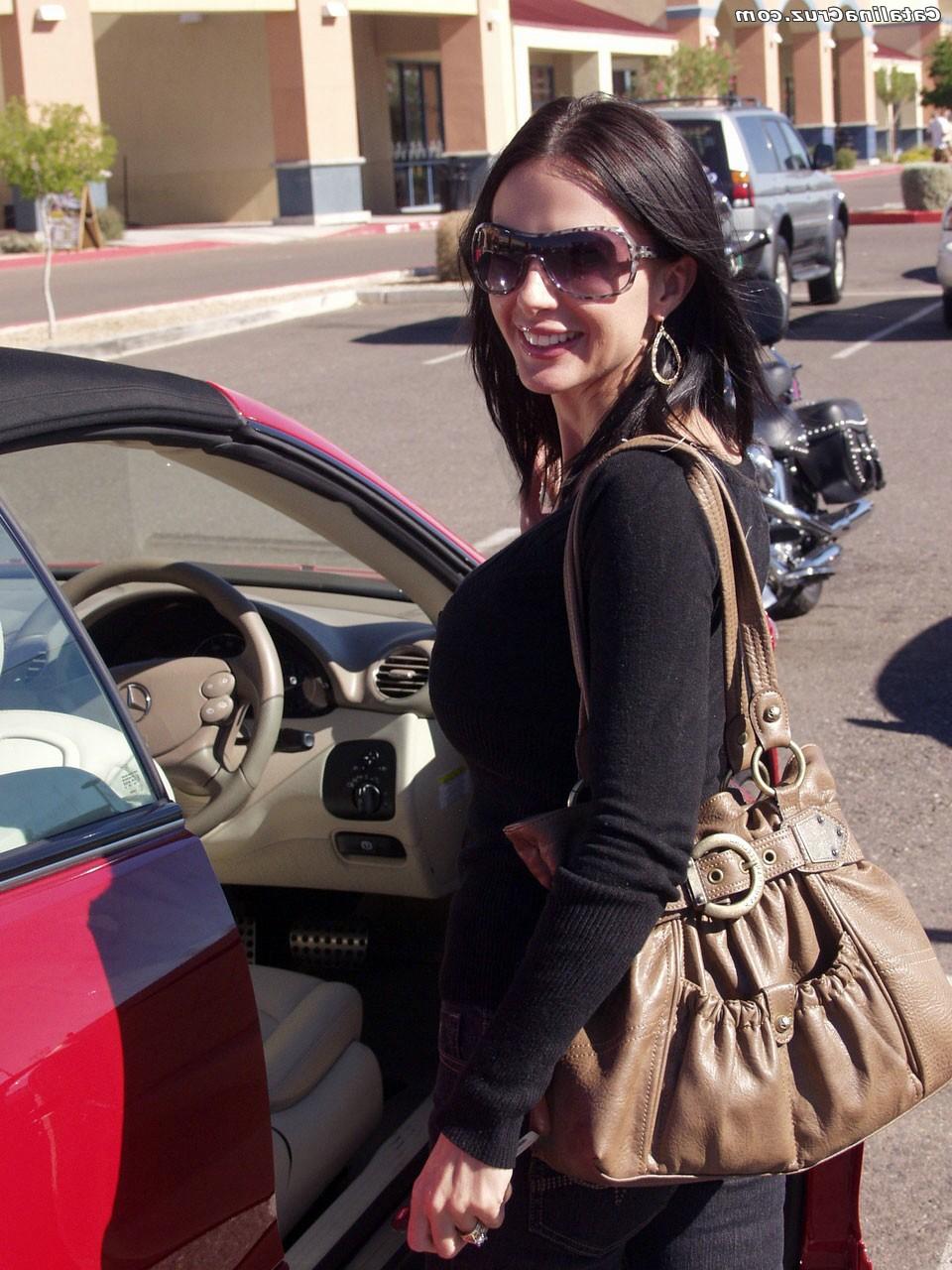 20P La preciosa estrella porno morena catalina cruz muestra sus fantásticas tetas en un coche