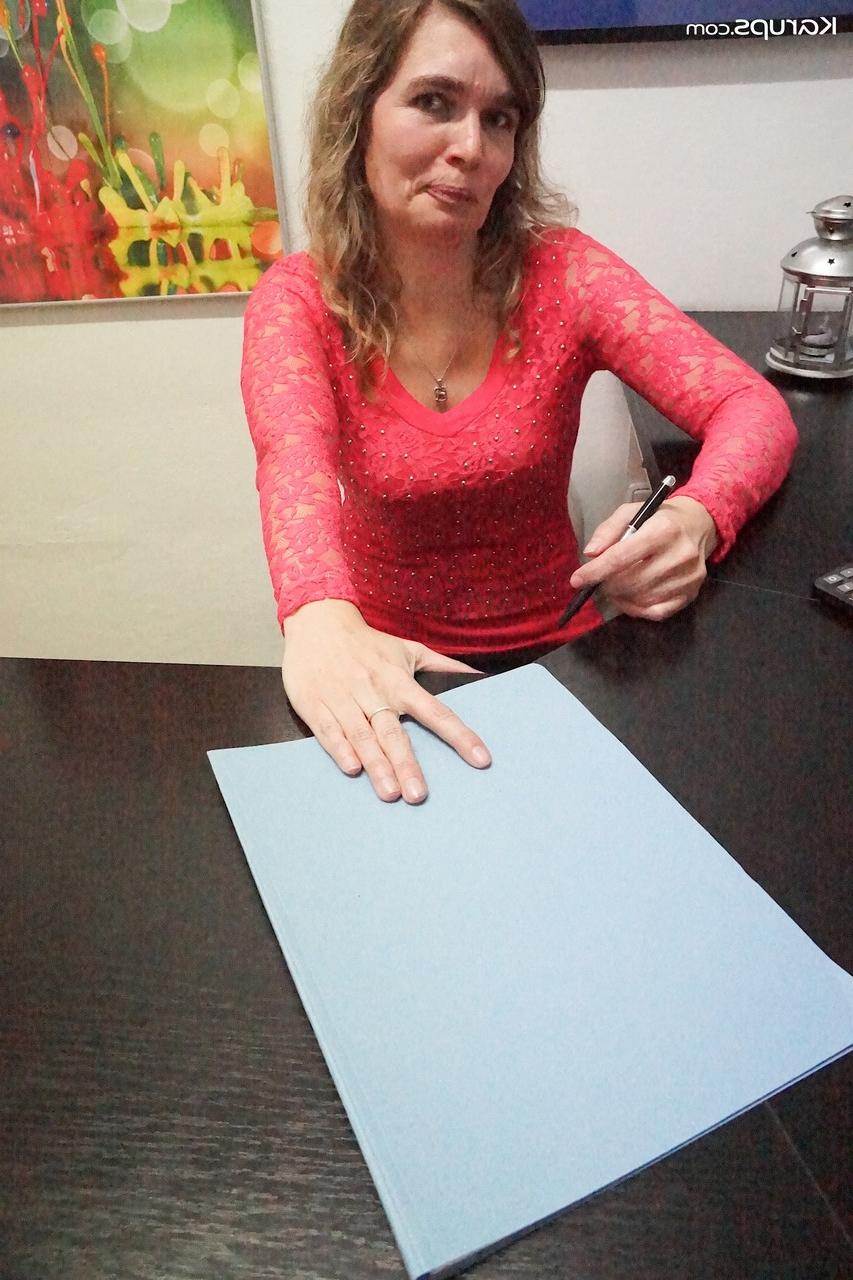 20P La MILF Jolynn Shane doigte sa chatte rasée et exhibe ses gros seins au bureau.