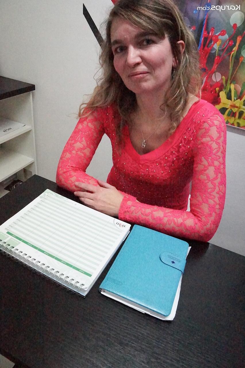 20P La MILF Jolynn Shane doigte sa chatte rasée et exhibe ses gros seins au bureau.