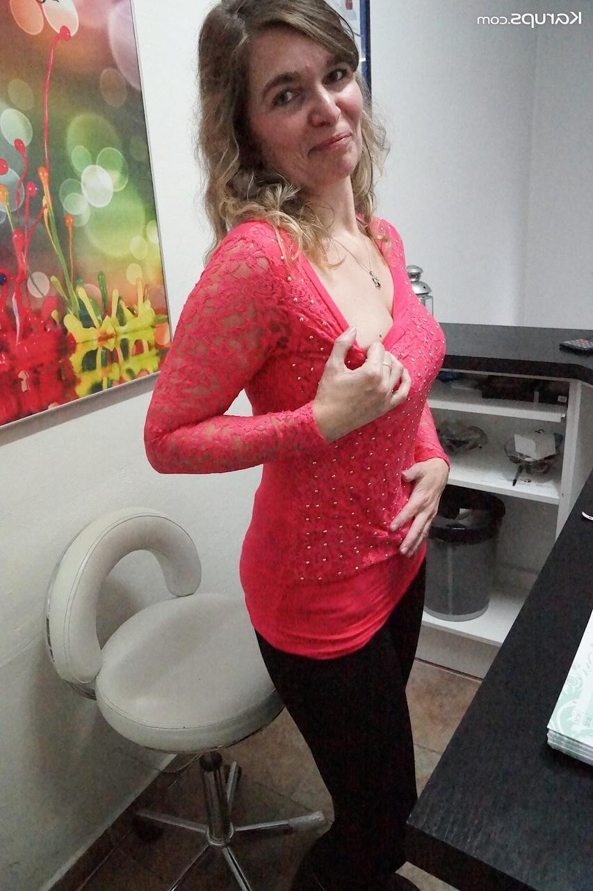 20P La MILF Jolynn Shane doigte sa chatte rasée et exhibe ses gros seins au bureau.