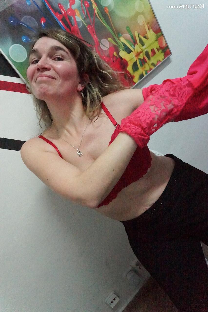 20P La MILF Jolynn Shane doigte sa chatte rasée et exhibe ses gros seins au bureau.