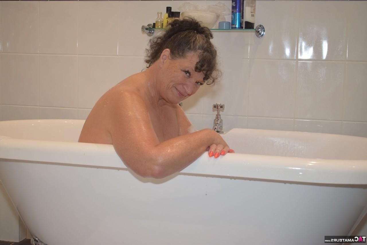 16P Die reife, fette, vollbusige Kim zeigt beim Baden ihre großen Brüste