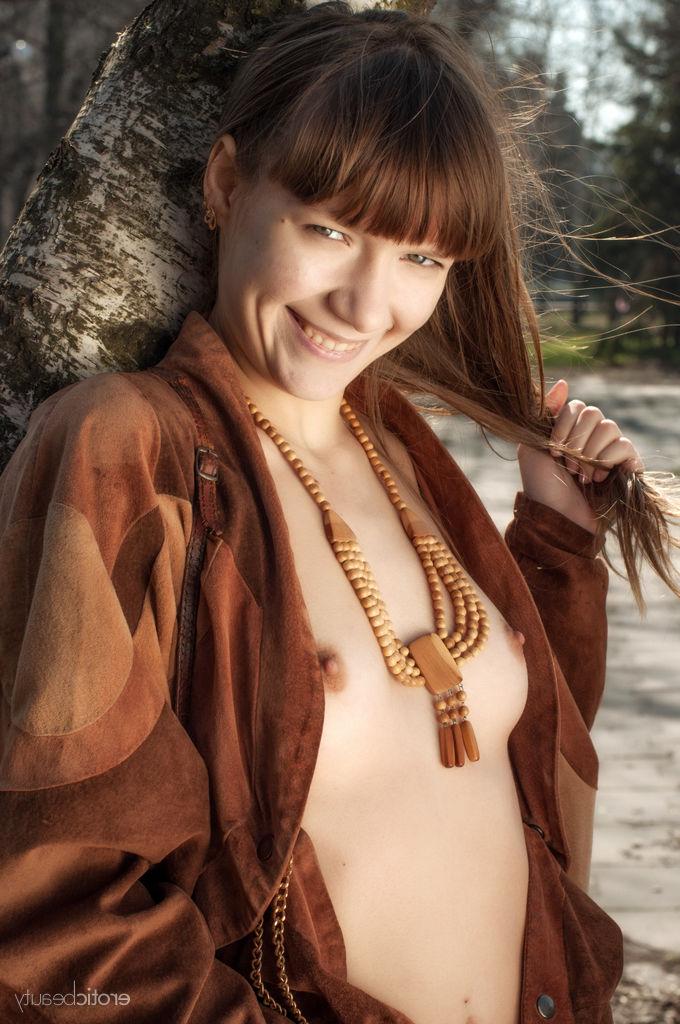 16P Die hübsche junge Red Eva zeigt auf einem öffentlichen Platz ihre Titten und ihre Muschi