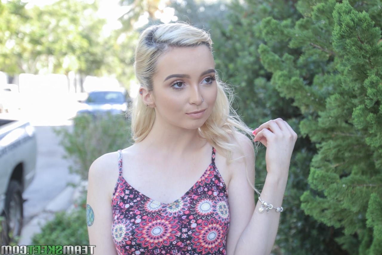 17P A adolescente Lexi Lore mostra calcinha sexy enquanto se veste para um encontro