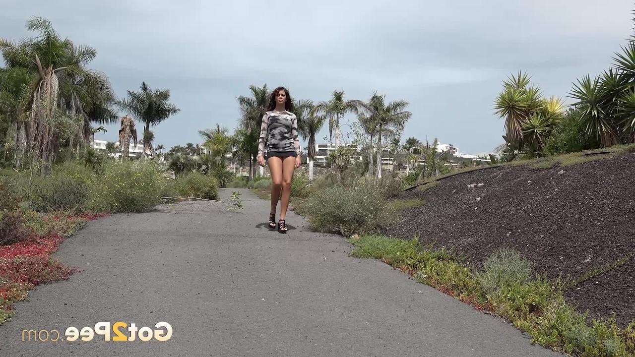 15P A garota gostosa e sexy Lexy se agacha para mijar em uma estrada pavimentada durante o dia