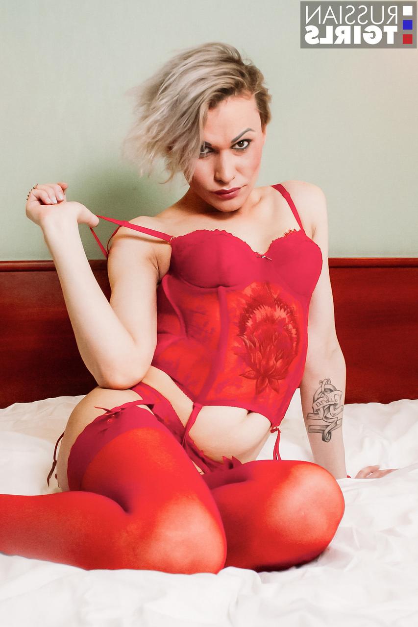 16P Travesti russa madura perde sua lingerie vermelha e brinca com seu cu