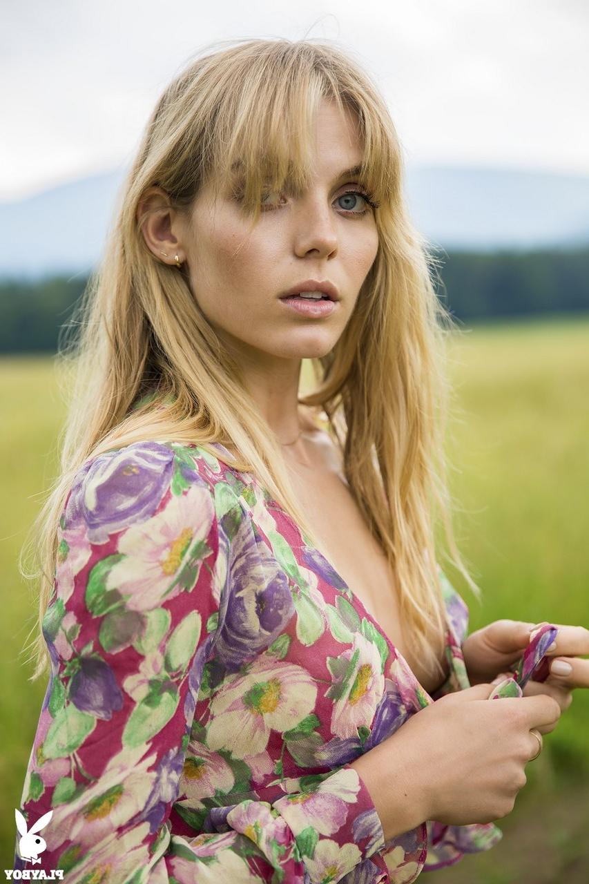 16P Die australische Hippie-Blondine Jordy Murray zeigt im Freien ihre natürlichen Titten