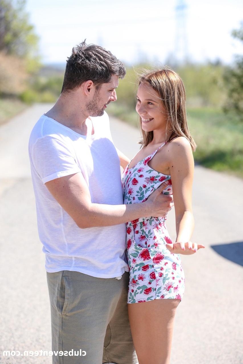 20P Adolescente esbelto em um vestido apertado Poppy Pleasure tira tiras e é fodido no parque