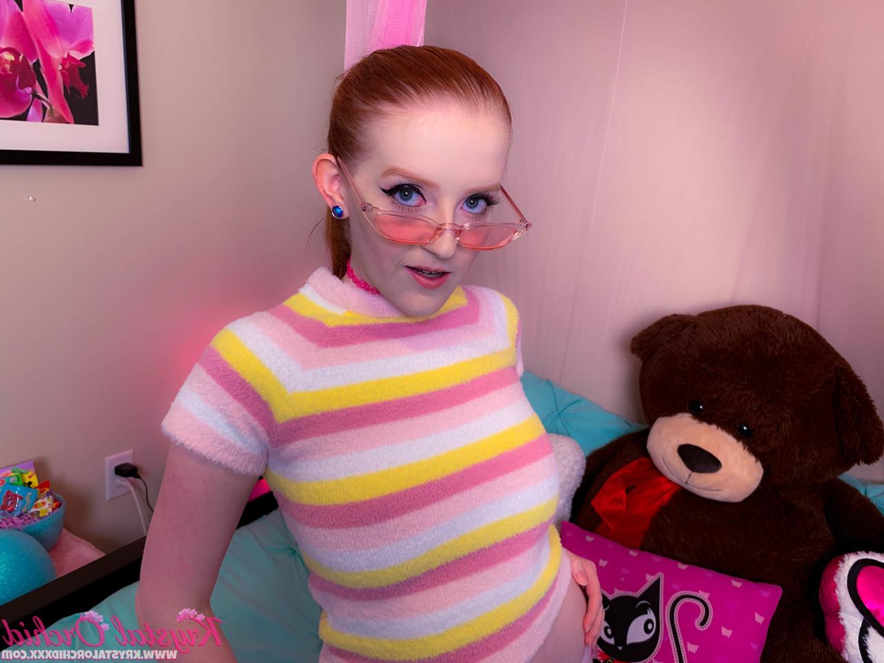 15P La pequeña joven krystal orchid mostrando sus jugosas tetas naturales y su manguito rosa
